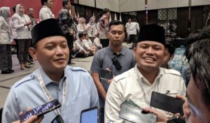 Gubernur Kaltim Terpilih, Rudy Mas’ud (kanan) bersama Wakilnya, Seno Aji (kiri) saat ditemui awak media di Kota Samarinda pada Kamis 6 Februari 2025 (dok: galang/katakaltim)