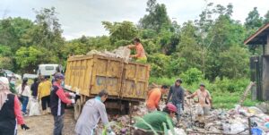 DLH kubar bantu gotong royong masyarakat dan petinggi kampung Sumber Bangun membersihkan Tempat Sampah Sementara (TPS), Jumat 7 Februari 2025. (Dok: hadi/katakaltim)