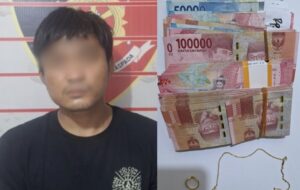 Tersangka pencuri dan barang buktinya telah diamankan polisi. Uang pada gambar adalah hasil penjualan emas yang dicuri tersangka. (Dok: galang/katakaltim)