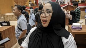 Ketua Tim Reaksi Cepat Perlindungan Perempuan dan Anak (TRC PPA) Kaltim, Rina Zaitun, usai RDP di kantor DPRD Samarinda, terkait Penghulu Liar di Samarinda, Jumat (7/2/2025) (dok: galang/katakaltim)