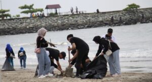 Dinas Lingkungan Hidup (DLH) Kota Balikpapan bersama Komunitas Peduli Lingkungan Kota Balikpapan menggelar aksi bersih-bersih pesisir Pantai Teluk Balikpapan. Minggu (9/2/2025). (Dok: hlm/katakaltim)