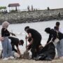 Dinas Lingkungan Hidup (DLH) Kota Balikpapan bersama Komunitas Peduli Lingkungan Kota Balikpapan menggelar aksi bersih-bersih pesisir Pantai Teluk Balikpapan. Minggu (9/2/2025). (Dok: hlm/katakaltim)