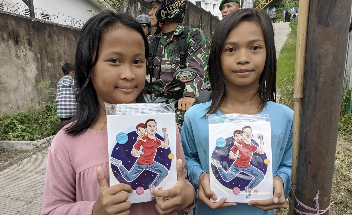 Kiara (10) dan Eja (9), dua anak perempuan yang mendapatkan buku dari Gibran (dok: galang/katakaltim)