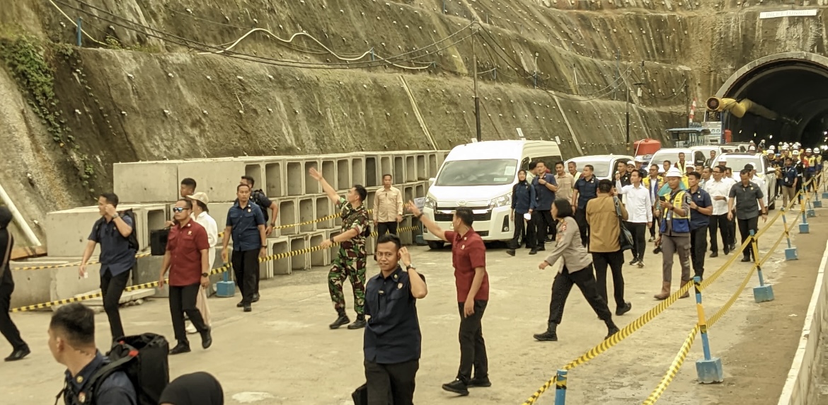 Gibran dan rombongan usai meninjau terowongan di Kota Samarinda (dok: galang/katakaltim)