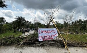 Aksi yang dilakukan warga muara badak di Kutai Kartanegara terkait masalah limbah yang membuat ratusan nelayan Kerang Dara gagal panen (dok: APNKD)