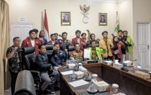 Audiensi bersama DPRD Kaltim, tuntutan Aliansi Mahasiswa Kalimantan Timur Menggugat (Mahakam) diterima Ketua DPRD, Kamis 13 Februari 2025. (Dok: galang/katakaltim)