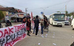 Gerakan Mahasiswa Nasional Indonesia (GMNI) bersama BEM Stiper Kabupaten Kutai Timur (Kutim) menggelar aksi demonstrasi di Simpang 3 Jalan Pendidikan Sangatta, Selasa 18 Februari 2025. (Caca/katakaltim)