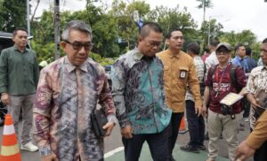 Bupati Kutim Ardiansyah Sulaiman (kiri), disampingi Wabup Kutim terpilih, Mahyunadi (kanan berbaju hijau), saat persiapan pelantikan di Jakarta (dok: prokutim)