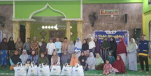 Lembaga Amil Zakat BMBUbekerja sama Dinas Sosial dan Kelurahan Loktuan, Kota Bontang, membagikan sembako kepada 30 orang lansia dan dhuafa di Masjid As-Sathirr, Selasa 25 Februari 2025. (Dok: agu/katakaltim)