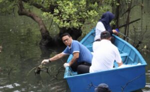 DLH Kota Balikpapan bekerkjasama dengan stolhoder terkait menggelar kegiatan bakti sosial membersihkan sampah yang ada di kawasan Hutan Mangrove, Kelurahan Margo Muyo, Balikpapan Barat, Kamis (27/2/2025). (Dok: hlm)