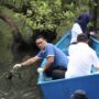 DLH Kota Balikpapan bekerkjasama dengan stolhoder terkait menggelar kegiatan bakti sosial membersihkan sampah yang ada di kawasan Hutan Mangrove, Kelurahan Margo Muyo, Balikpapan Barat, Kamis (27/2/2025). (Dok: hlm)