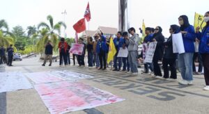 Puluhan mahasiswa dari berbagai organisasi di Kutai Timur (Kutim) menggelar aksi demonstrasi di kantor DPRD Kutim, Kamis 27 Februari 2025. (Dok: caca/katakaltim)