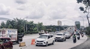 Arus lalu lintas di kawasan jembatan Mahakam di Kota Samarinda. Dipotret pada Jumat 28 Februari 2025, sore (dok: ali/katakaltim)