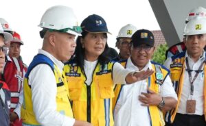 Wakil Menteri Pekerjaan Umum, Diana Kusumastuti (tengah) saat meninjau pembangunan bendungan (dok: @kementerianpu)