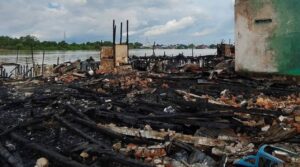 Puing-puing pasca kebakaran di Jalan Milono, Tanjung Redeb, Kabupaten Berau (dok: asrin/katakaltim)