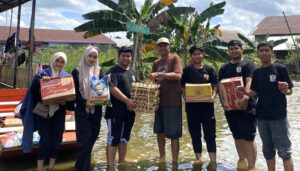 UKM Olahraga Universitas Islam Negeri Sultan Aji Muhammad Idris (UINSI) Samarinda menyalurkan bantuan kepada warga terdampak banjir di Kelurahan Sempaja Timur, Jalan Bengkuring, Gang Terong, RT 37 pada Minggu, 2 Februari 2025. (Dok: agu/katakaltim)