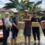 UKM Olahraga Universitas Islam Negeri Sultan Aji Muhammad Idris (UINSI) Samarinda menyalurkan bantuan kepada warga terdampak banjir di Kelurahan Sempaja Timur, Jalan Bengkuring, Gang Terong, RT 37 pada Minggu, 2 Februari 2025. (Dok: agu/katakaltim)