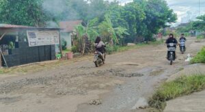 Tampak Jalan Mentewekng, Kelurahan Simpang Raya, Kecamatan Barong Tongkok, Kabupaten Kutai Barat. Dipotret pada Senin 24 Februari 2025 (dok: hadi/katakaltim)