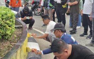 Wali Kota Balikpapan Rahmad Mas'ud, saat melakukan pengecatan median jalan dalam rangka menyambut Hut Ke 128 Kota Balikpapan, Minggu 2 Februari 2025 (dok: hlm/katakaltim)