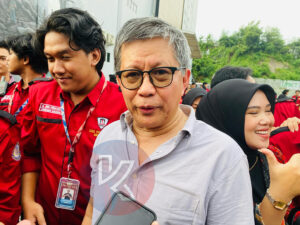 Rocky Gerung saat ditemui wartawan, usai memberikan kuliah umum di Universitas Muhammadiyah Kalimantan Timur, Senin (17/2/2025). (Dok: galang/katakaltim)