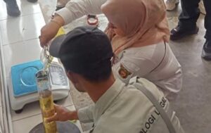 Disperindag Samarinda menemukan takaran Minyak Goreng merek Minyakita yang tak sesuai jumlah seharusnya saat melakukan Inspeksi Mendadak (Sidak) pada Senin 10 Maret 2025. (Dok: ali/katakaltim)