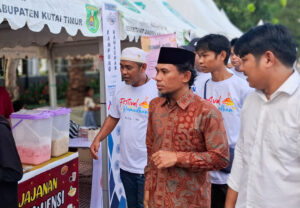 Ketua DPRD Kutim, Jimmi, saat mengunjungi beberapa stand UMKM di Kampung Ramadan, Minggu 9 Maret 2025. (dok: caca/katakaltim)