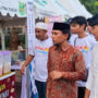 Ketua DPRD Kutim, Jimmi, saat mengunjungi beberapa stand UMKM di Kampung Ramadan, Minggu 9 Maret 2025. (dok: caca/katakaltim)