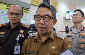 Bupati Kutim Ardiansyah Sulaiman (tengah) dan Kapolres Kutim AKBP Chandra Hermawan (Kanan) beri tanggapan terkait hilangnya dana nasabah BPD Kaltimtara akibat hacker. (dok: caca/katakaltim)