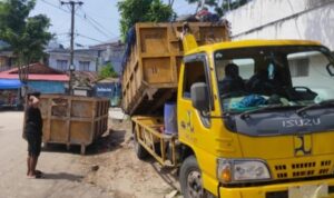 Petugas kebersihan DLH Kota Balikpapan saat melakukan pengangkutan sampah dari TPS ke TPA Manggar, Senin (10/3/2025). (Dok: hlm/katakaltim)