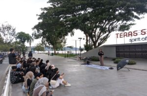 Aksi Kamisan Kaltim dalam rangka memperingati momentum Internasional Women Day (IWD), di Teras Samarinda, Kamis (6/2/2025). (dok: ali/katakaltim)