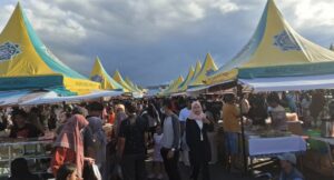 Pasar Ramadan di halaman masjid Agung Baitul Hikmah, Tanjung Redeb, Berau, dipotret pada Minggu 2 Maret 2025 (dok.Asrin/katakaltim)