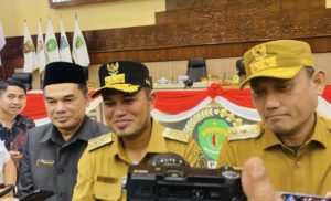 Gubernur Kaltim, Rudy Mas'ud (tengah) bersama Ketua DPRD Kaltim (Kanan) dan Wakil Gubernur Kaltim (Kiri), saat diwawancarai usai Rapat Paripurna di DPRD Kaltim, Senin (3/2/2025) (dok: ali/katakaltim)