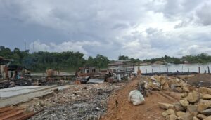 Kondisi terkini eks lokasi kebakaran di Jalan Milono, Tanjung Redeb, Kabupaten Berau, dipotret pada Rabu 5 Maret 2025 (dok.Asrin/Katakaltim)