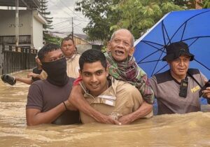 Tampak lelaki lansia dievakuasi petugas dampak banjir yang melanda Kota Balikpapan pada Jumat 7 Maret 2025 dini hari (dok: hlm/katakaltim)