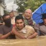 Tampak lelaki lansia dievakuasi petugas dampak banjir yang melanda Kota Balikpapan pada Jumat 7 Maret 2025 dini hari (dok: hlm/katakaltim)