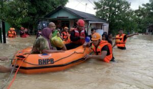 Tim SAR Gabungan mengevakuasi warga yang berada di kawasan Jalan MT Haryono Gang Mufakat I dan II yang terjebak banjir. Jumat (7/3/2025). (Dok: hlm/katakaltim)