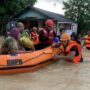 Tim SAR Gabungan mengevakuasi warga yang berada di kawasan Jalan MT Haryono Gang Mufakat I dan II yang terjebak banjir. Jumat (7/3/2025). (Dok: hlm/katakaltim)