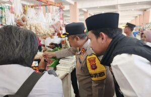 Satuan Tugas (Satgas) Pangan Polresta Samarinda, bersama Wakapolresta, saat melakukan Inspeksi Mendadak di Pasar Baqa, Samarinda Seberang, Rabu (12/3/2025) (Dok: ali/katakaltim)