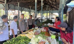 Kepolisian Sebulu mengecek bahan pokok di beberapa pasar dan toko modern di Kukar. (dok. Akbar/katakaltim).