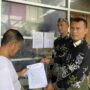 Pihak Satpol PP Bontang memberikan surat teguran kepada pihak hotel. (Dok: yub/katakaltim)