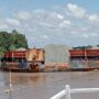 Kapal TB Harmoni 58 menarik Ponton Lintas Samudera 137 akhirnya menabrak sebuah angkringan terapung di perairan Sungai Mahakam, Desa Kota Bangun Ulu, Kecamatan Kota Bangun, Kabupaten Kutai Kartanegara (dok: akbar/katakaltim)