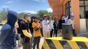 Kelompok Tani Jepu-Jepu Bersatu menggelar aksi demonstrasi di depan kantor PT. Kobexindo Cement pada Rabu, 19 Maret 2025. (Ainun/katakaltim)