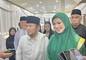 Gubernur Kaltim, Rudy Mas'ud, di dampingi istrinya, Sarifah Suraidah, saat ditemui usai kegiatan berlangsung, Senin (17/3/2025). (Dok: ali/katakaltim)