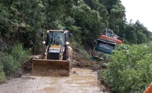 Jalan Poros Kecamatan Sangatta-Rantau Pulung Kabupaten Kutai Timur (Kutim) tertimpa longsoran tanah pada Rabu 19 Maret (Dok: caca/katakaltim)