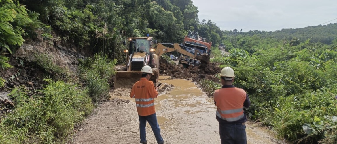 Proses pembersihan jalan (dok: caca/katakaltim)