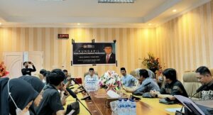 Ketua Komite I DPD RI, Andi Sofyan Hasdam, saat melakukan kunjungan dapil dan konferensi pers di Kota Bontang, Minggu 23 Maret 2025 (dok: agu/katakaltim)