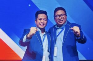 Bendahara Umum Partai Demokrat, Irwan Fecho (kanan), bersama Ketua Demokrat Kota Bontang, Amriadi (kiri). (Dok: agu/katakaltim)