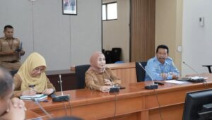 Wali Kota Bontang Neni Moerniaeni, bersama Sekda Kota Bontang Aji Erlynawati, Asisten Perekonomian dan Pembangunan Setda Bontang Lukman, menerima audiensi PDAM (dok: prokompim)