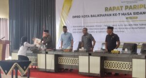 Sidang paripurna DPRD Balikpapan terkait Perusahaan Umum Daerah Manuntung Sukses pada Senin (24/3/2025). (Hlm/katakaltim)