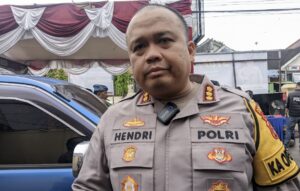 Kapolresta Samarinda, Hendri Umar, saat diwawancarai usai menggelar Konferensi Pers di Polsek Samarinda Kota, Selasa (25/3/2025) (Dok: ali/katakaltim)